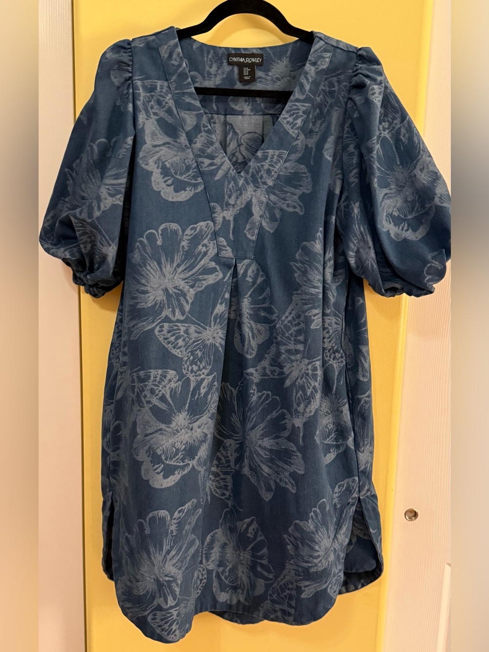 New and never worn. Cynthia Rowley Denim Blue Floral V-Neck Puff Sleeve Tunic